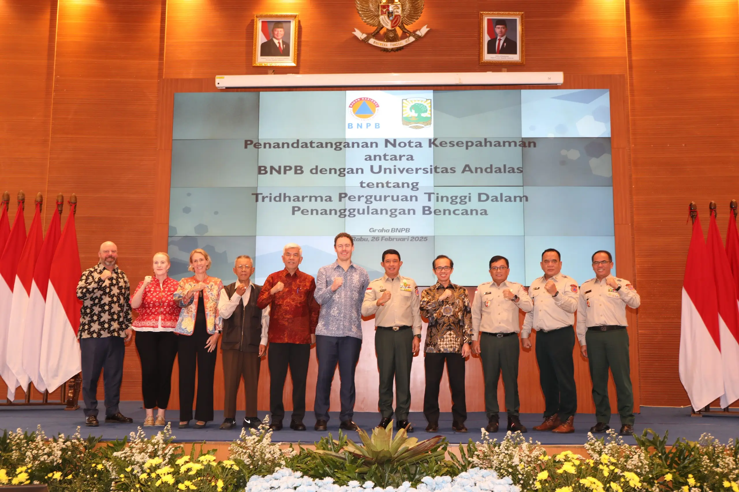 Foto bersama pascapenandatanganan nota kesepahaman antara BNPB dengan Universitas Andalasdi Graha BNPB, Jakarta pada Rabu (26/2).